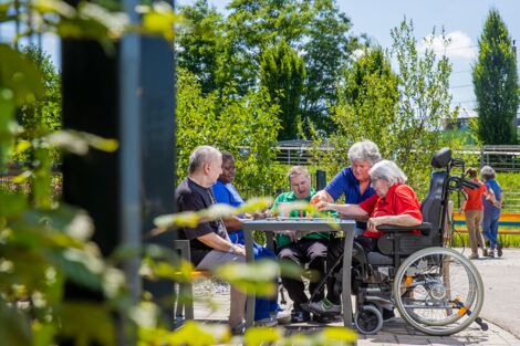 Menschen spielen Mensch ärgere dich nicht im Garten - Wohnbereich Amadeus