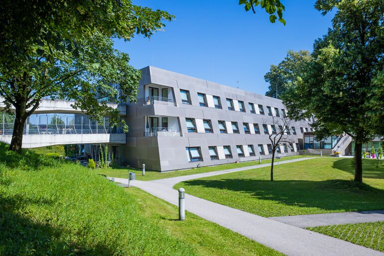 Gunther Ladurner Pflegezentrum - Aussenansicht mit Garten